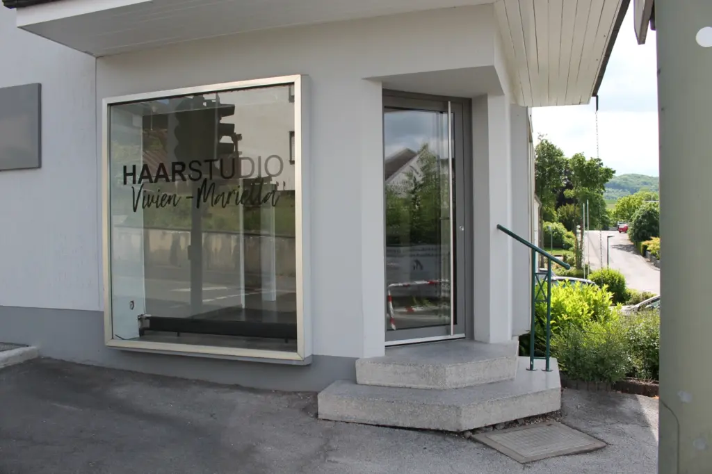 Eingang mit Glasfront und Treppe